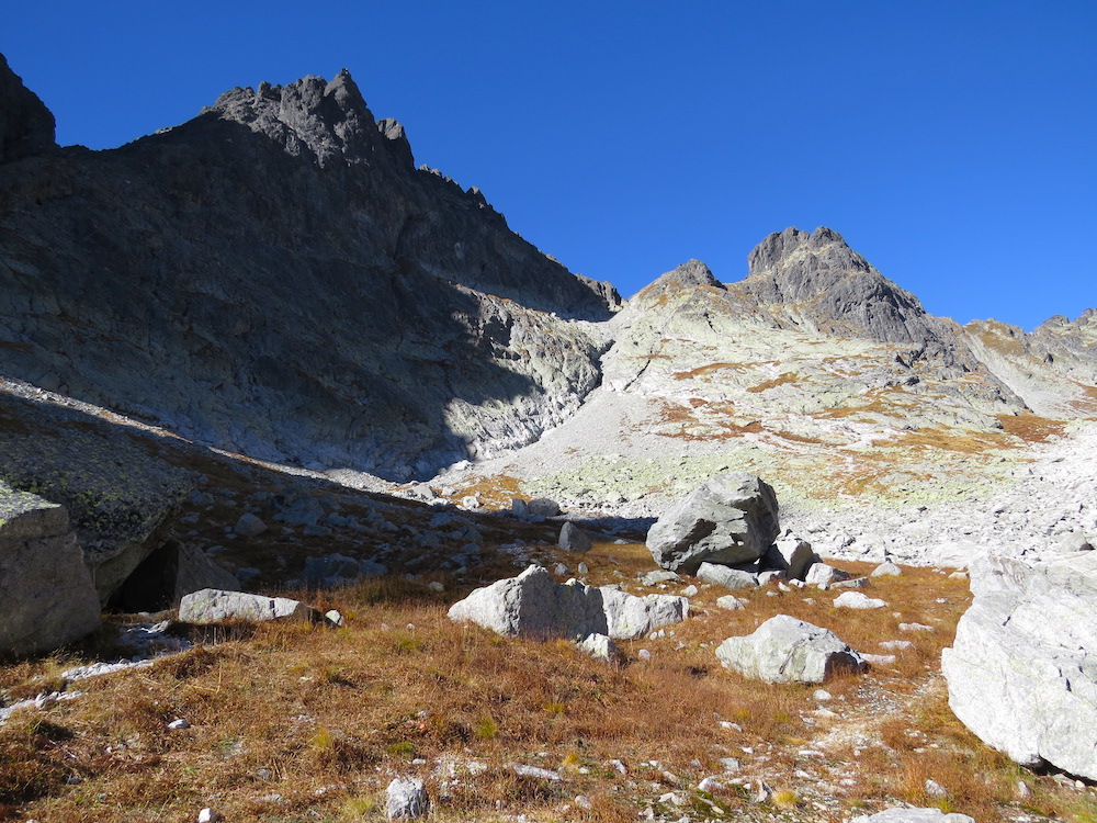 Mezi Vých. Vysokou a Divou vežou se skrývá sedlo Prielom (2288 m).