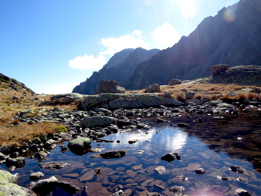Nižné Zbojnické pleso a pohled k Slavkovskému štítu.
