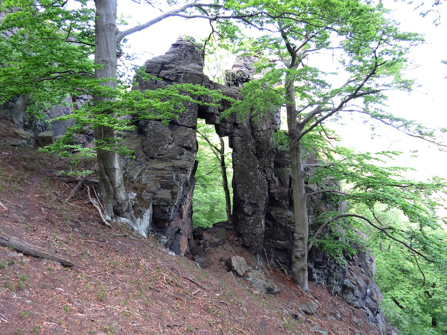Skalní brána ve strmých svazích nad Vysokou Pecí.