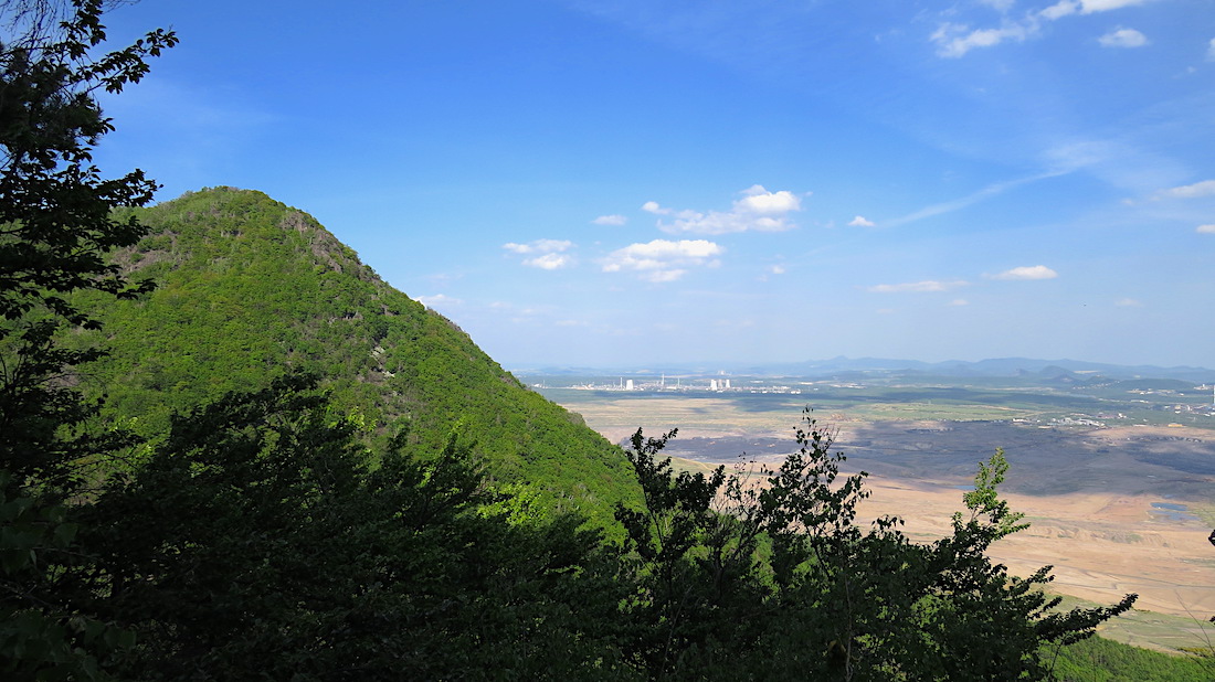 Vyhlídka přes sousední Jezeří (707 m) na mosteckou měsíční krajinu.