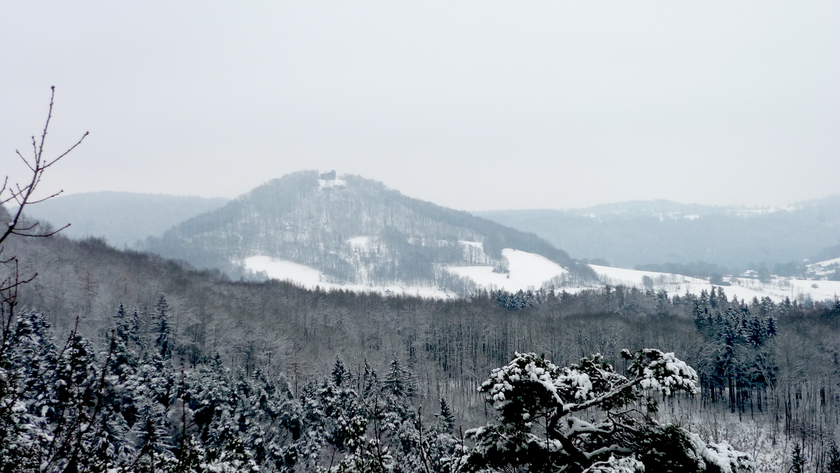 Zámecký vrch (540 m) z Ponorky.