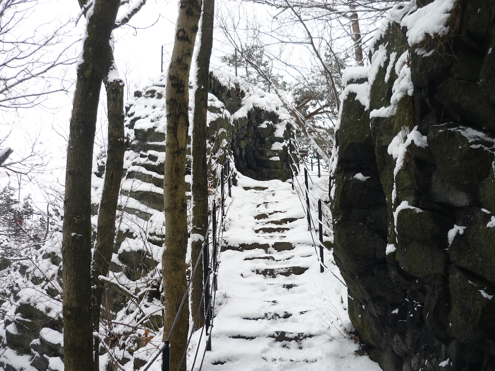 Vytesané schodiště na vyhlídkové skalisko Jehly (478 m).