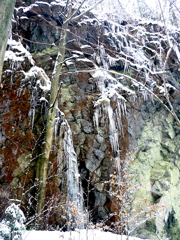 Skály a rampouchy pod Fredevaldem.