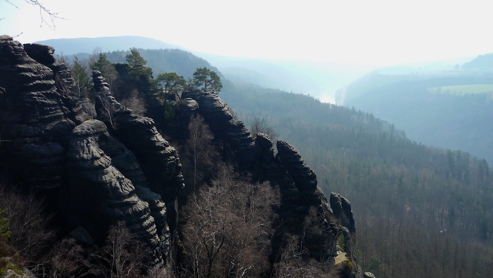 Pohled přes Schrammsteine k jihu do údolí Labe.