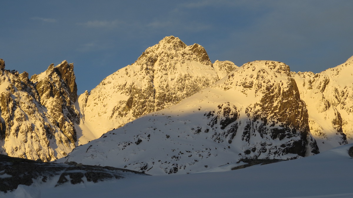 Široká veža (2461 m) a v popředí Pfinnova kopa (2121 m).