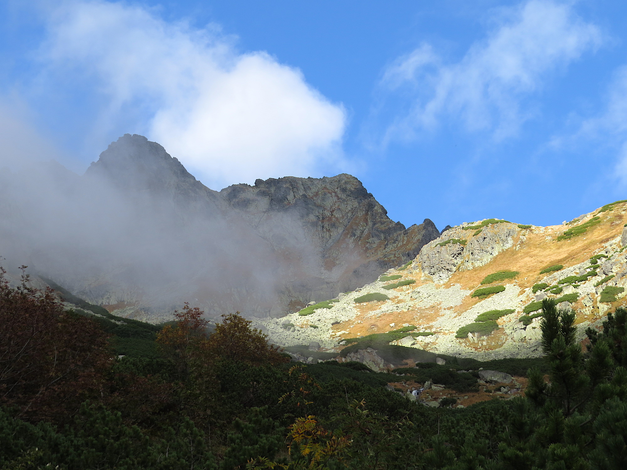 Volia veža (2373 m) a Žabia veža (2336 m).