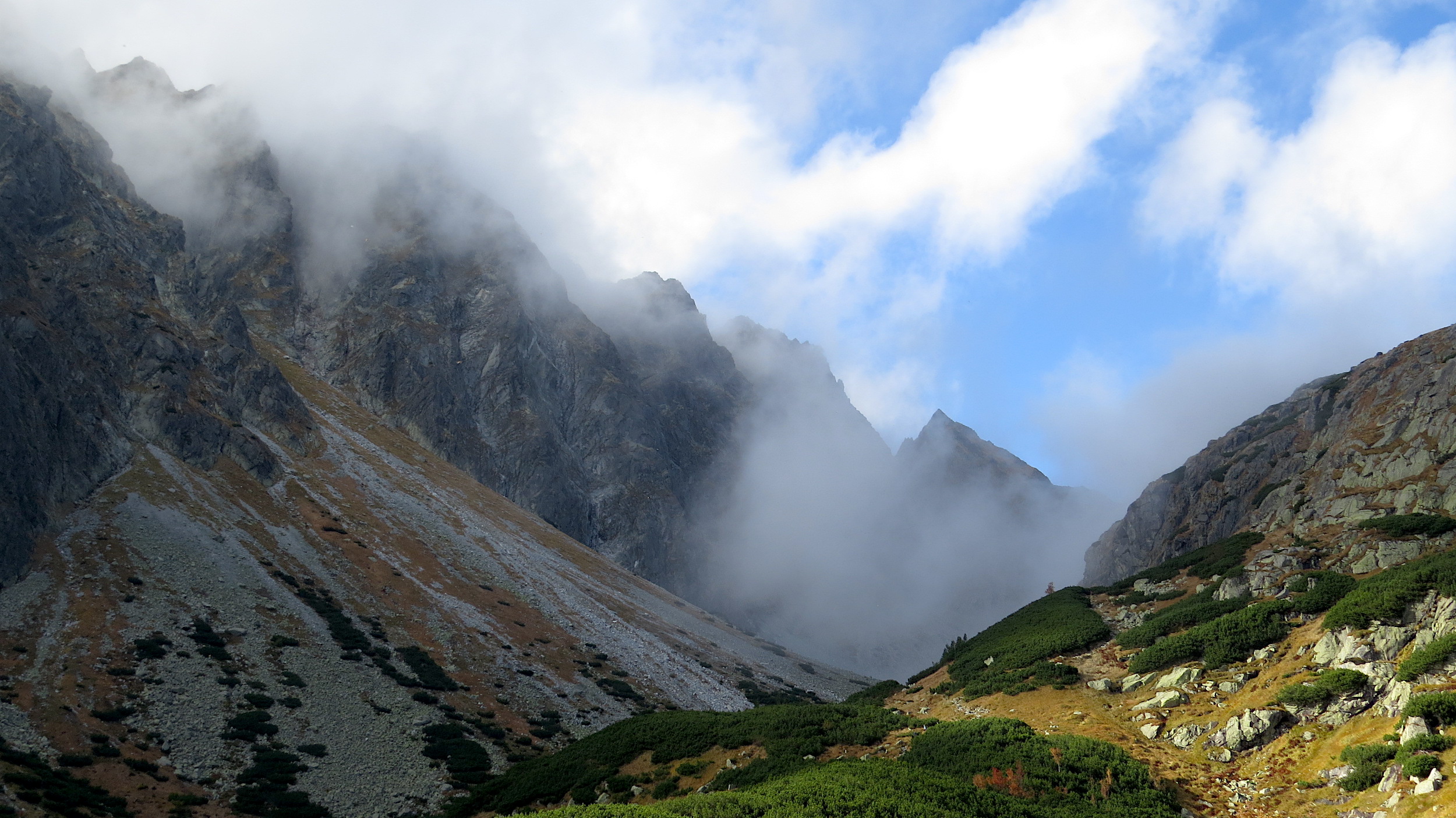 Pohled vzhůru dolinou ke Kôprovské veži (2250 m).