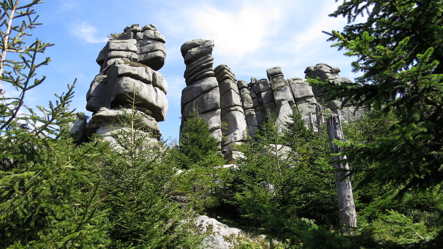 Dreikönigsfelsen poněkud od jihozápadu.