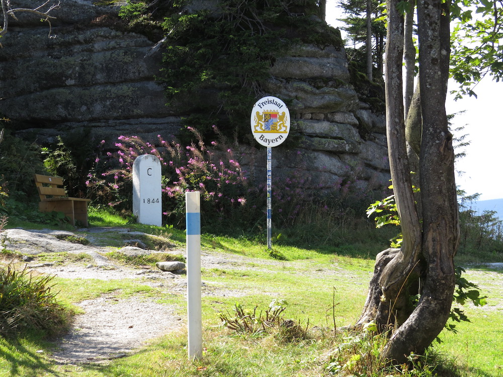 Bavorská hranice přímo pod Třístoličníkem (Dreisesselfelsen, 1302 m).