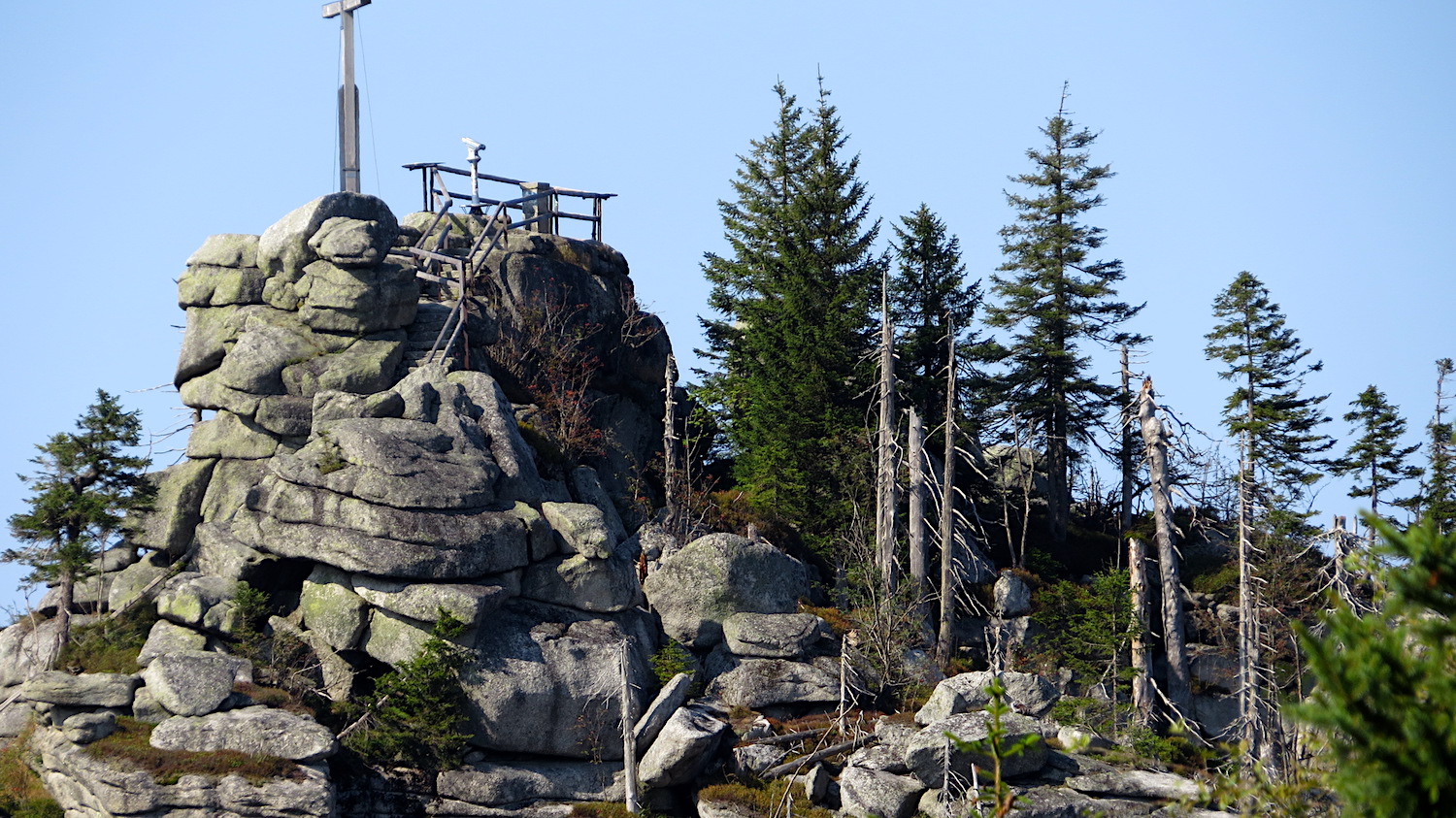 Třístoličník, vrchol nad chatou, 1302 m.