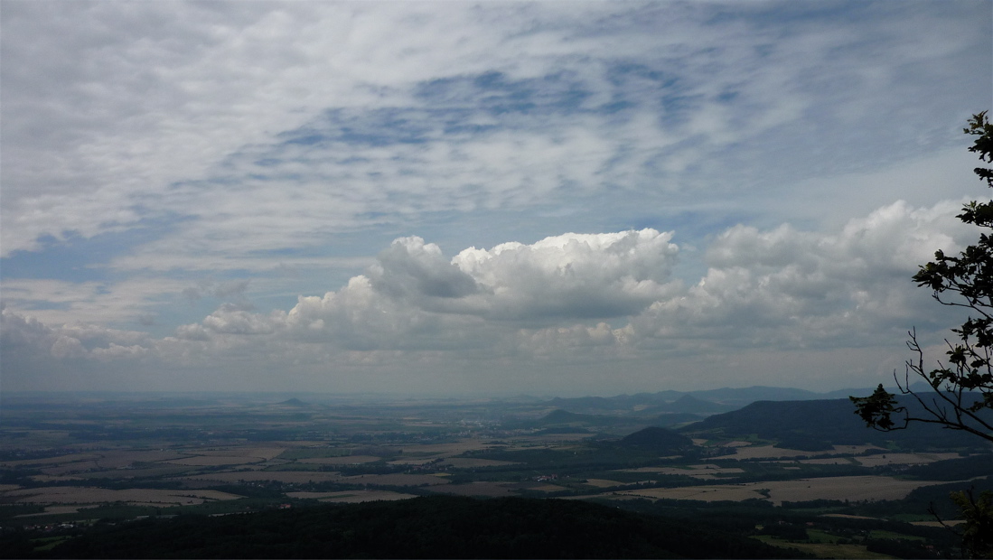 Mraky nad Milešovským Středohořím.