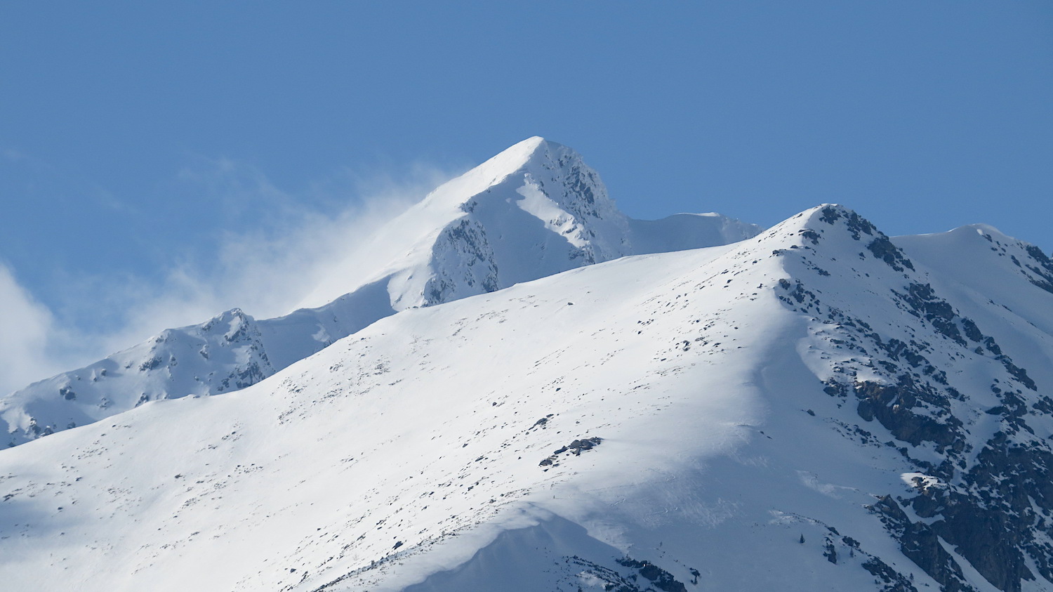 Březnový Kriváň a vpravo Sedielková kopa (2062 m). 