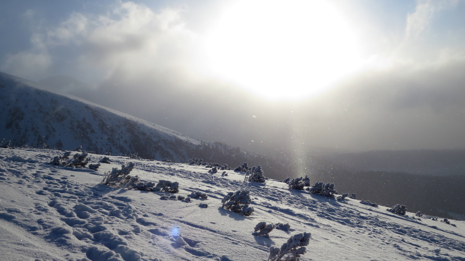 Východ slunce u Chaty pod Soliskom (1830 m). 