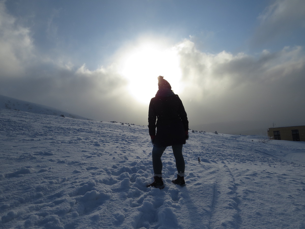 Východ slunce nad chatou.