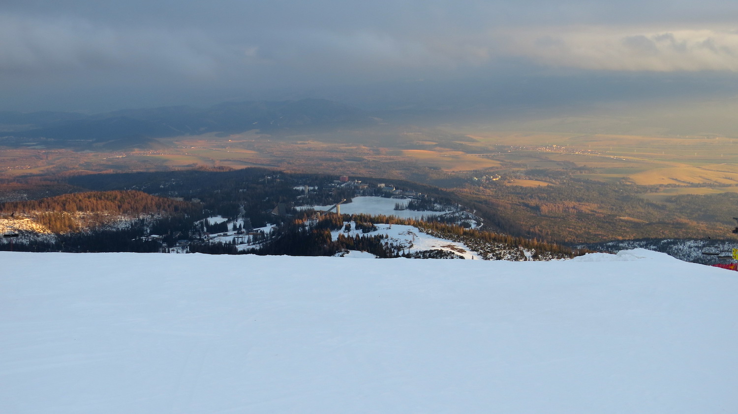Pohled na večerní Štrbské pleso od Predného Soliska.