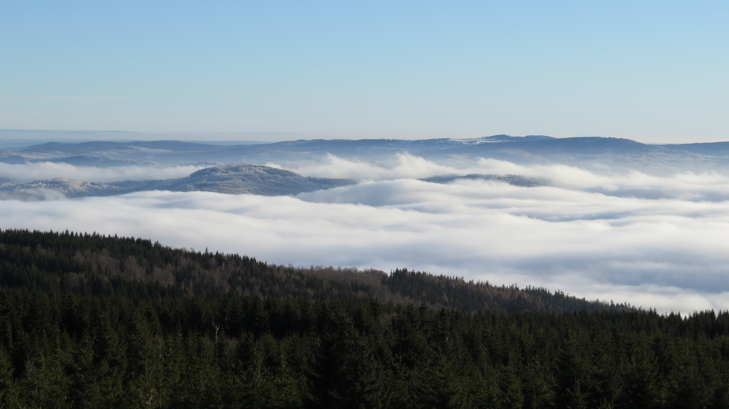 V popředí by mohl být Himlštejn (638 m) a dále Doupovské hory.