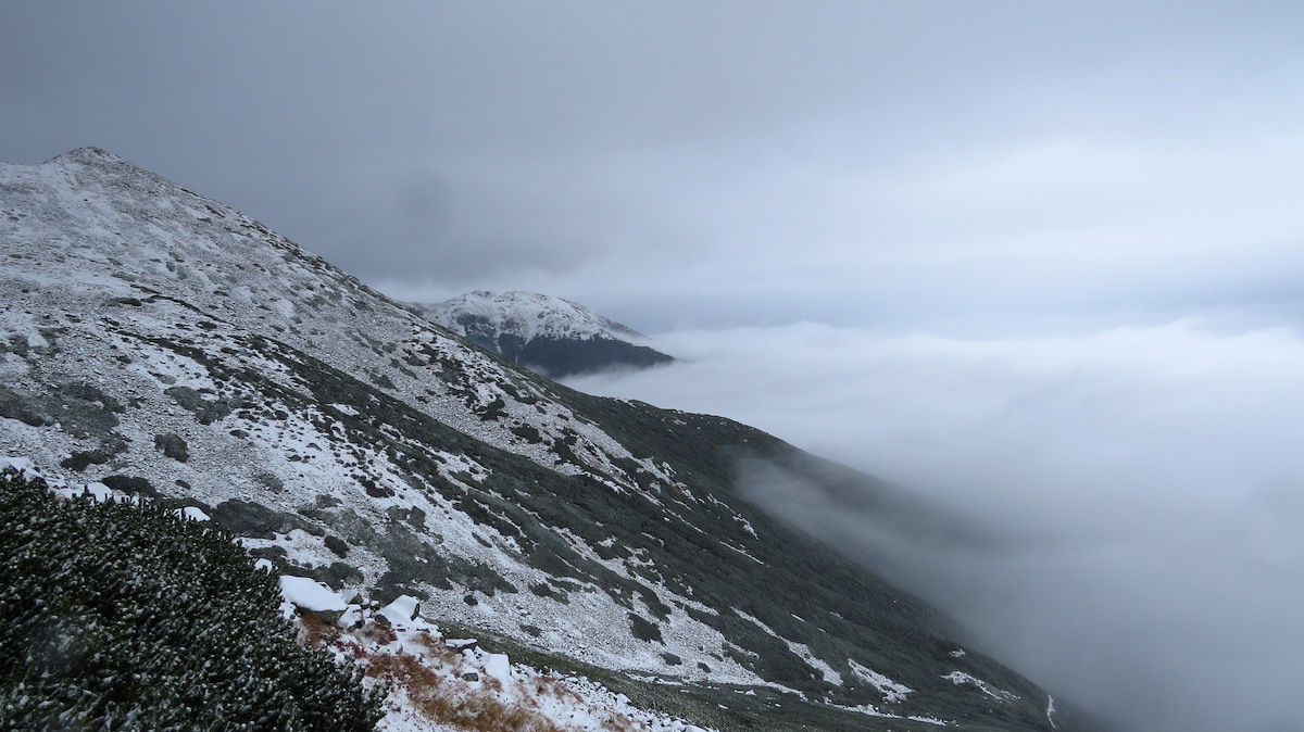 Velká Svišťovka (2037 m) a Bujačí vrch (1947 m) v pozadí.