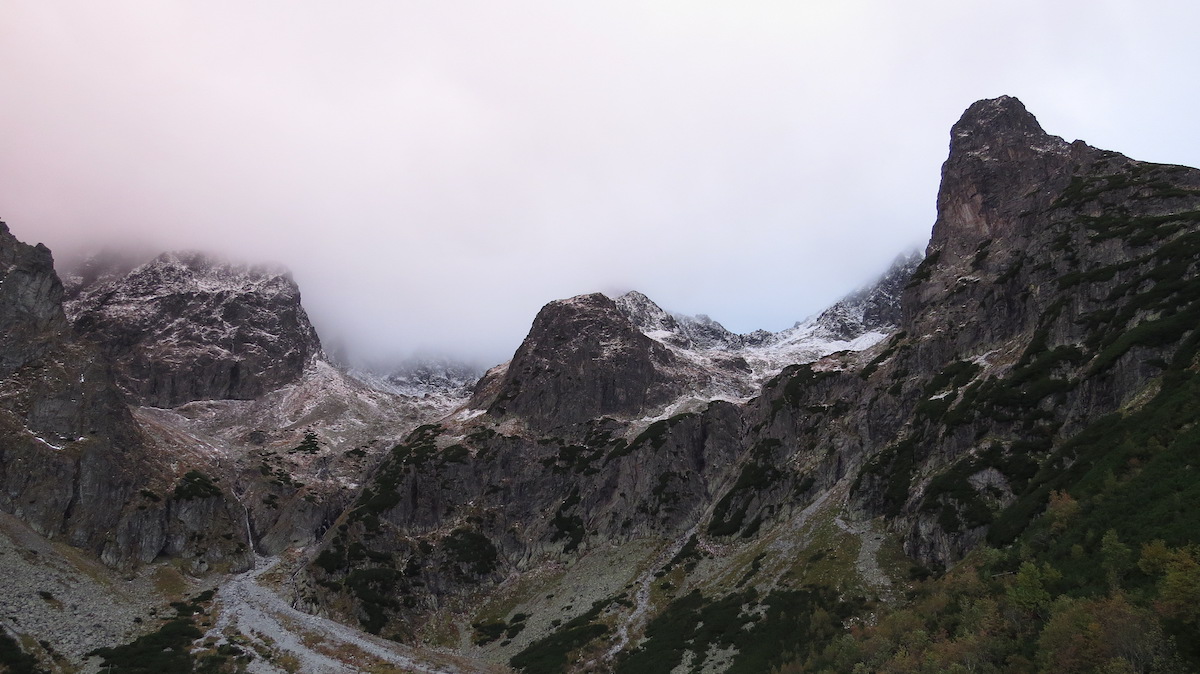 Jastrabia veža (2138 m) nad Zeleným plesem.