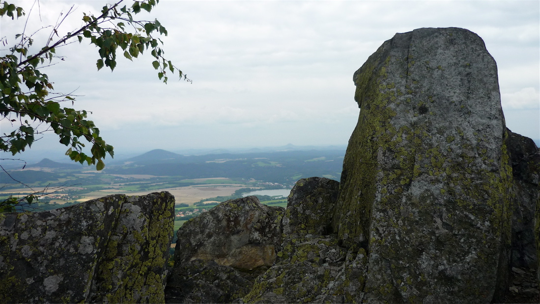 Zleva Ronov, Vlhošť.