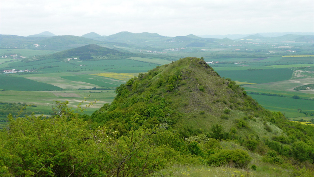 Brník (471 m) a panorama Středohoří, počínaje Milešovkou vlevo