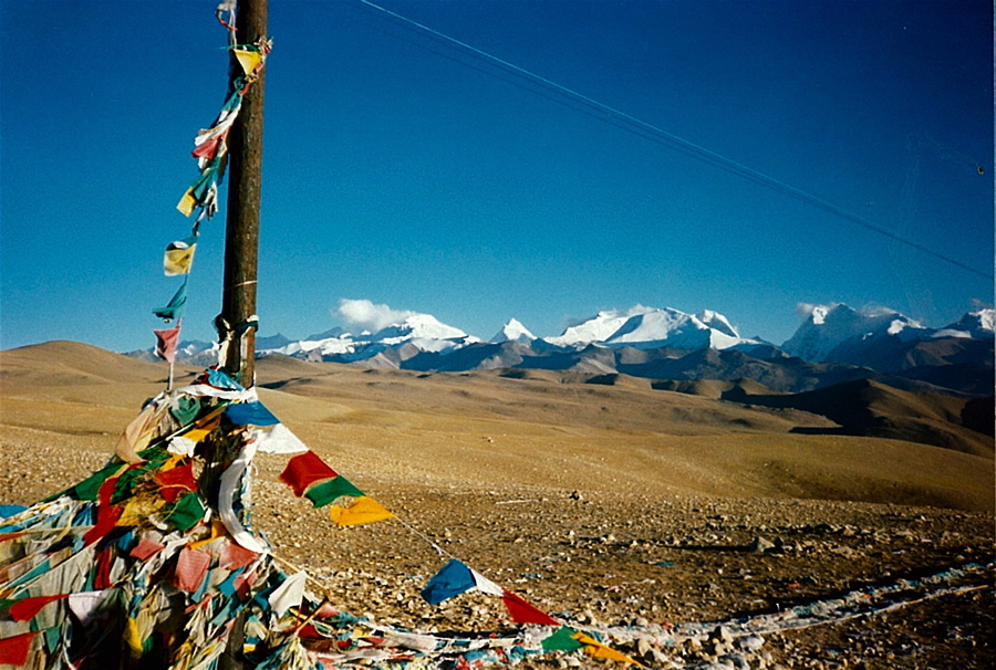 Průsmyk Tong La (5150 m) a Lobuche masiv Himálají.