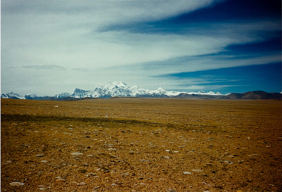 Šiša Pangma (8013 m) na západním obzoru.