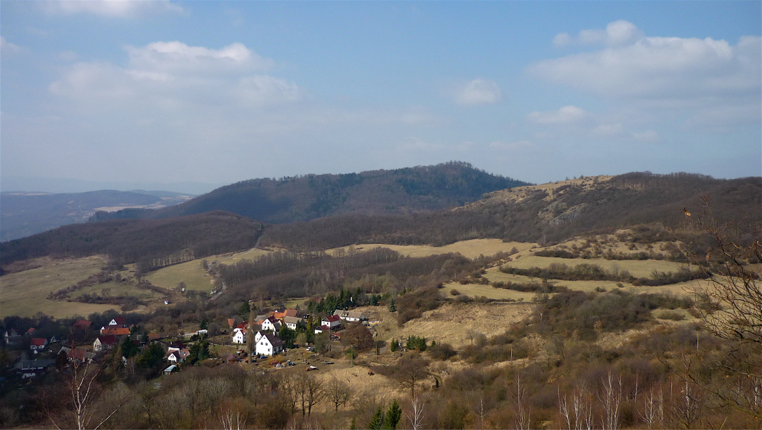 Protáhlý masiv Varhoště a vpravo Holý vrch. Pohled od Plešivce.