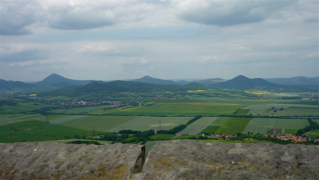 Panorama Středohoří od Milešovky po Lovoš z Hazmburku.