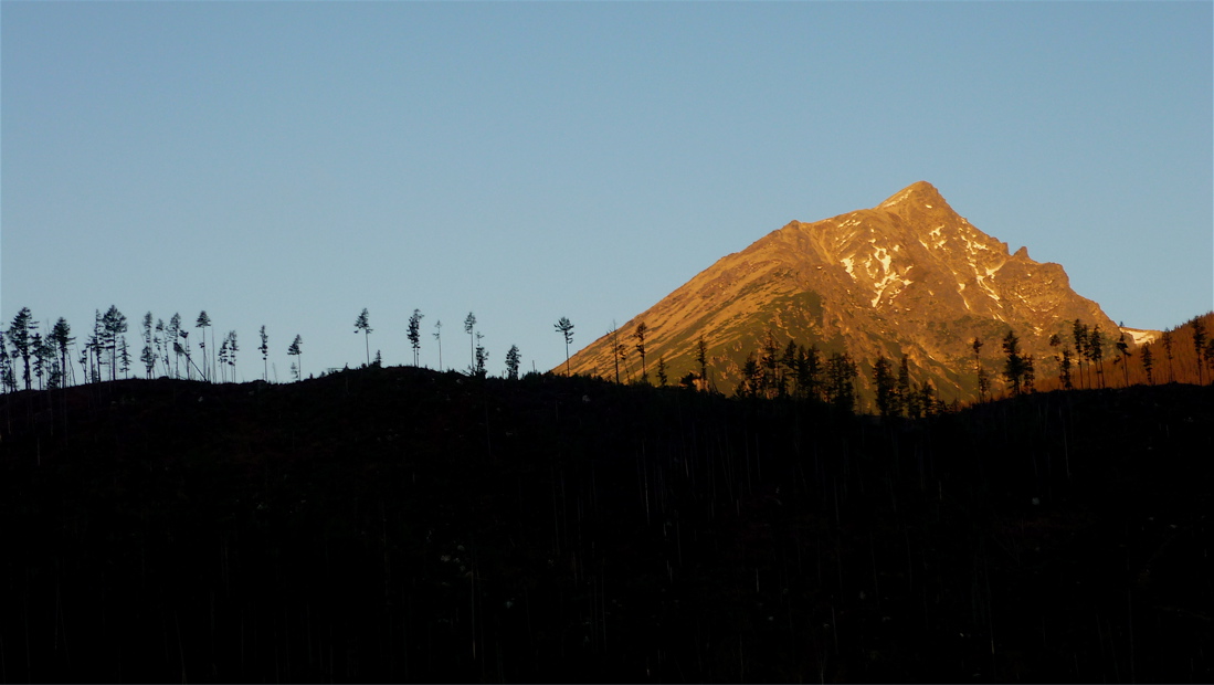 Slavkovský štít (2452 m) brzy ráno od Tatranské Lomnice.