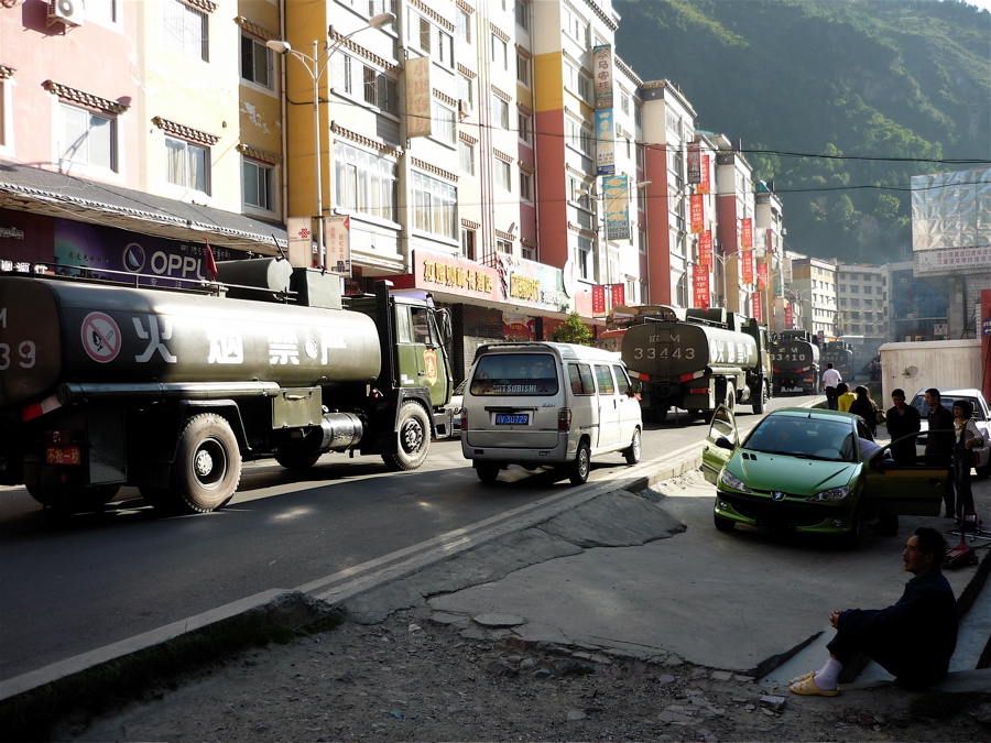 Kolona cisteren nasměrovaná hloub do Tibetu.