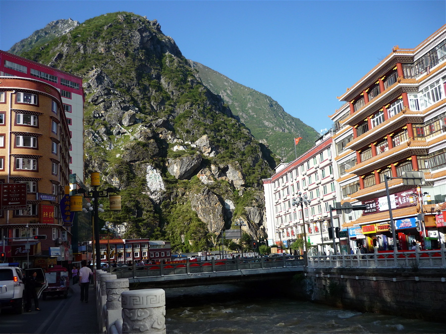 Důležité centrum východního Tibetu. Nadmořská výška: 2560 m.