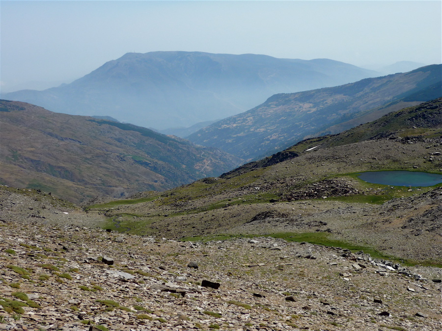 Za koncem doliny Ria Mulhacen se tyčí Sierra de Lujar.