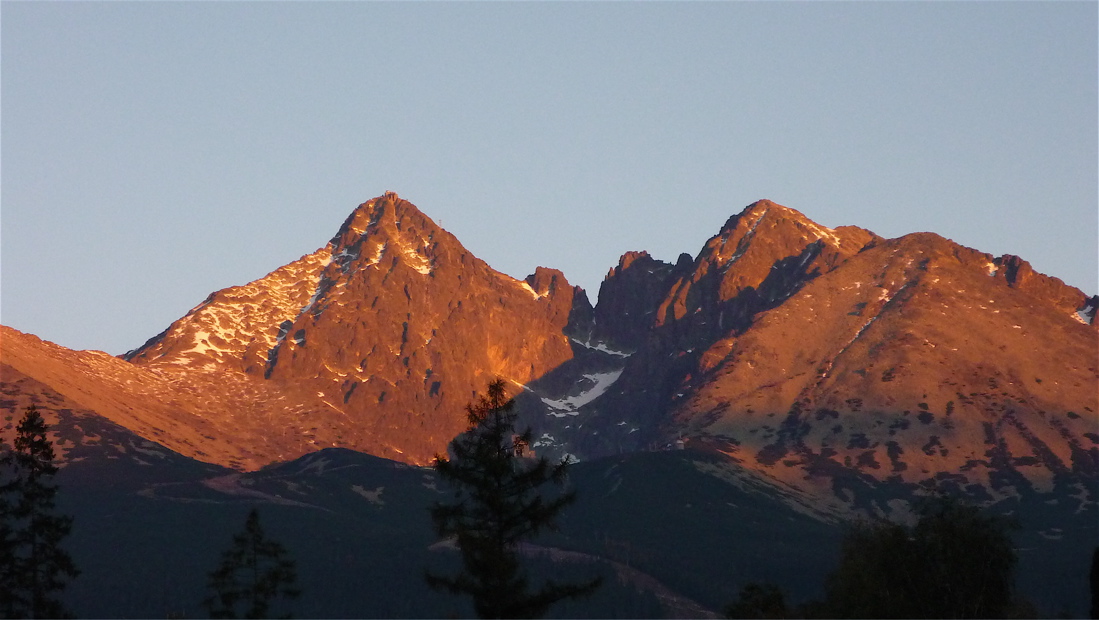 Lomnický štít (2633 m) a Kežmarský štít (2556 m) z Tatranské Lomnice.