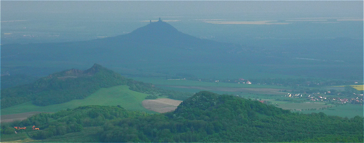 V popředí vpravo Plešivec, vlevo Vršatín.