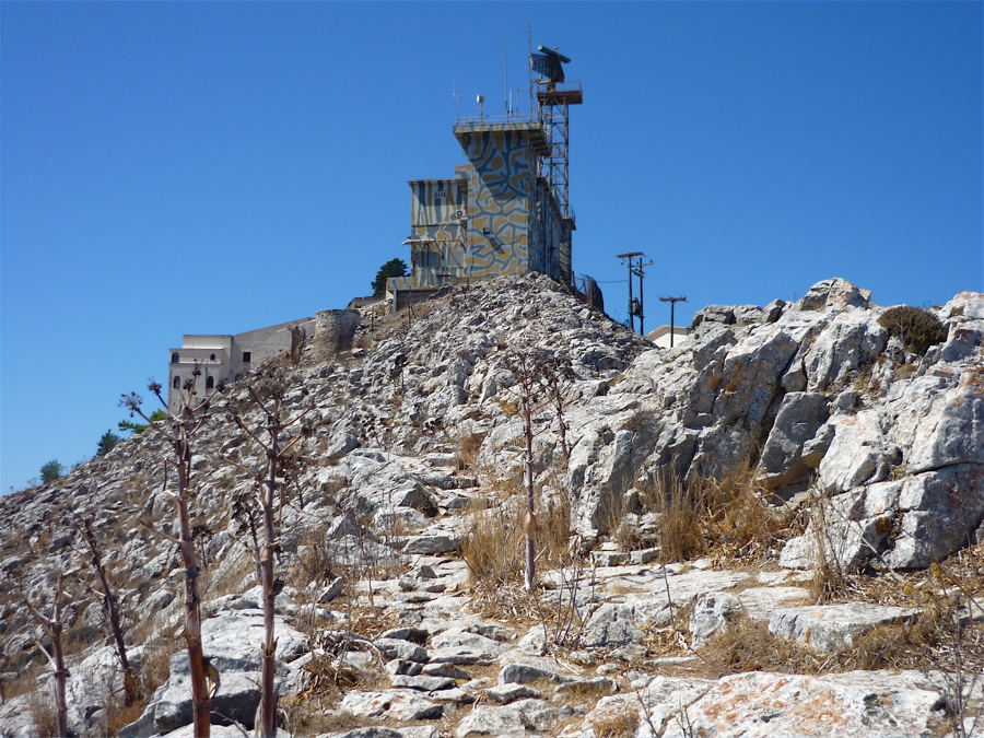 Vrchol Profitis Illias (567 m) s vojenskou barabiznou