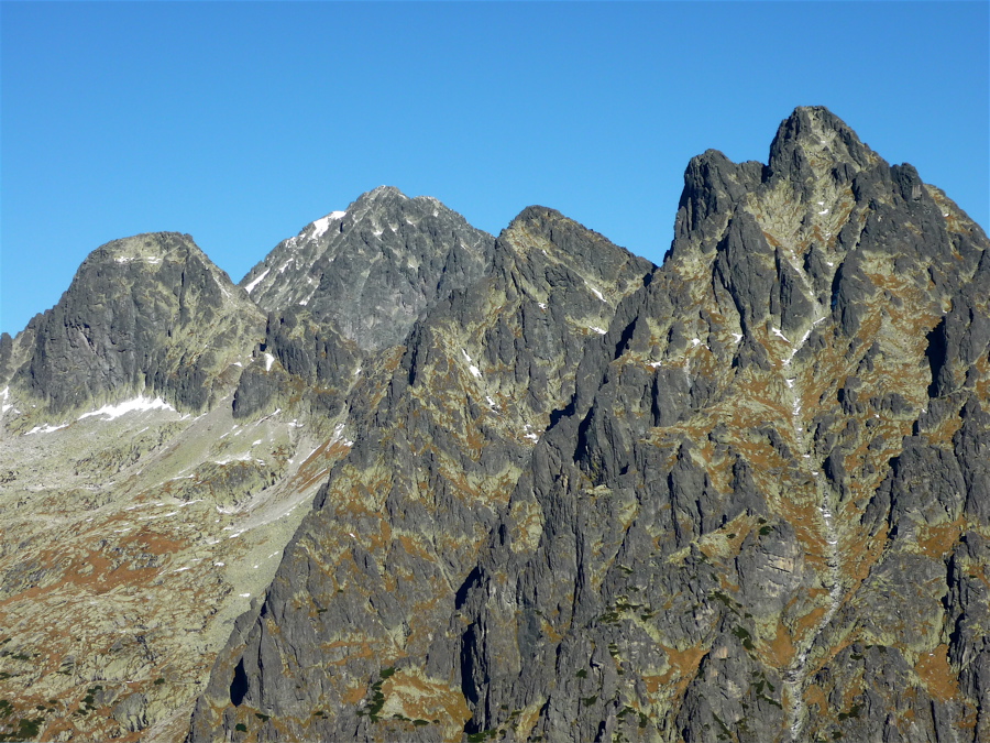 Široká veža (2461 m), Malý Ľadový štít (2602 m), Žltá veža (2385 m) a Prostredný hrot