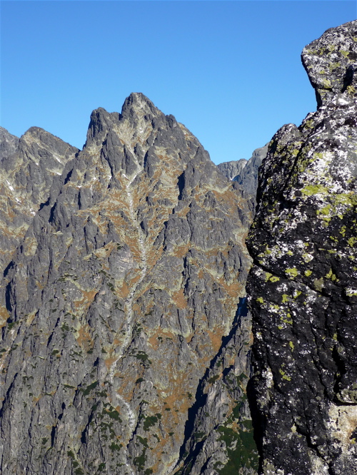 Prostredný hrot (2441 m).