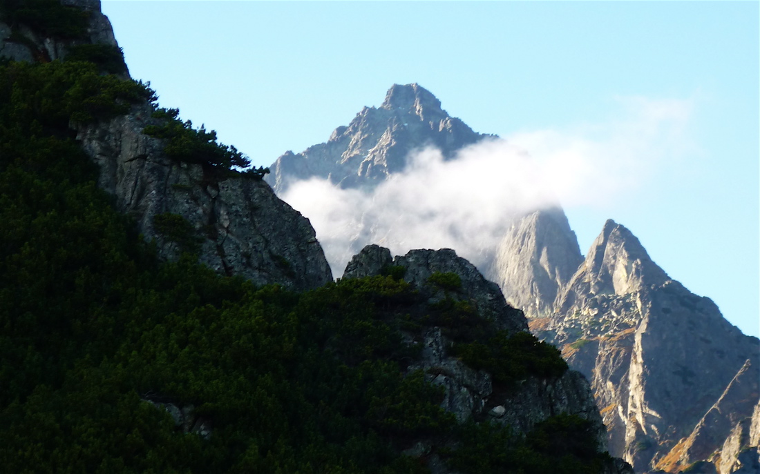 Prostredný hrot a Malý kostol (2088 m) ze Štrbavého hrebeňa.