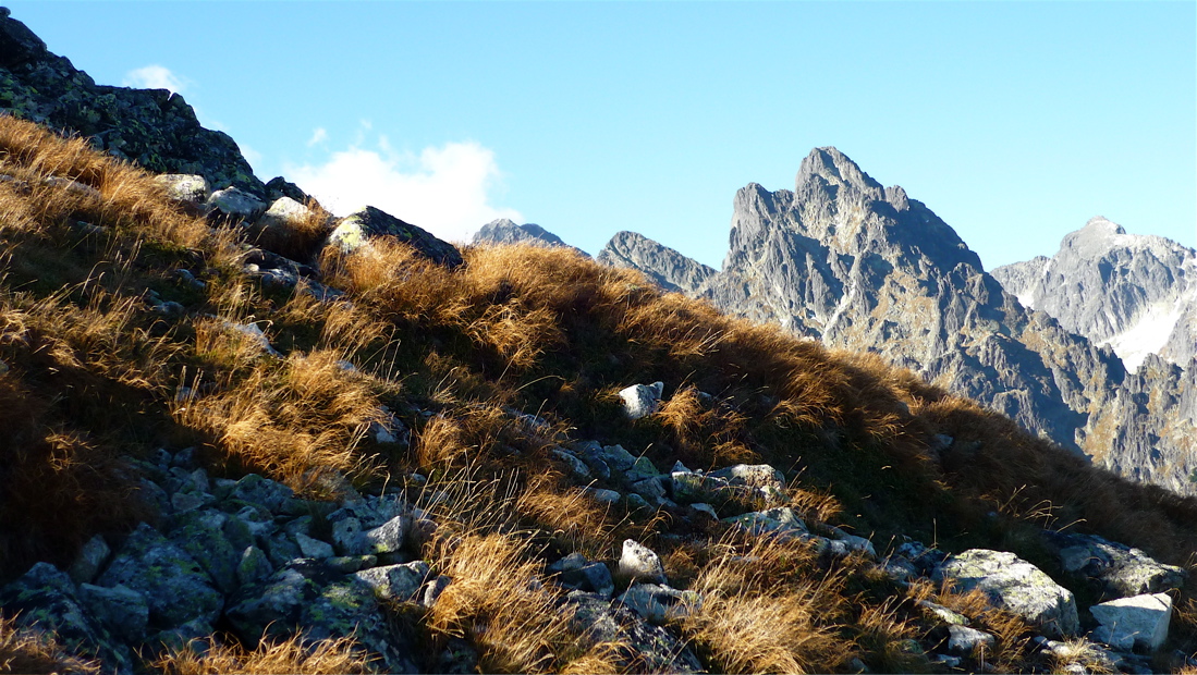 Prostredný hrot, v dálce vpravo Baranie rohy (2528 m).