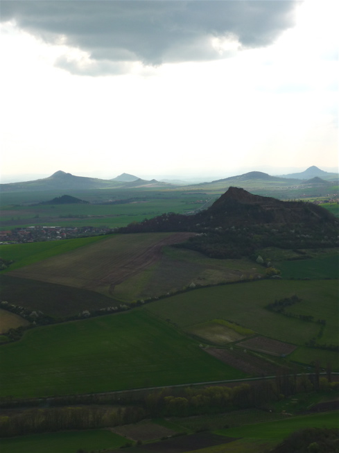 Vršetín, v pozadí Oblík, Raná, Milá.