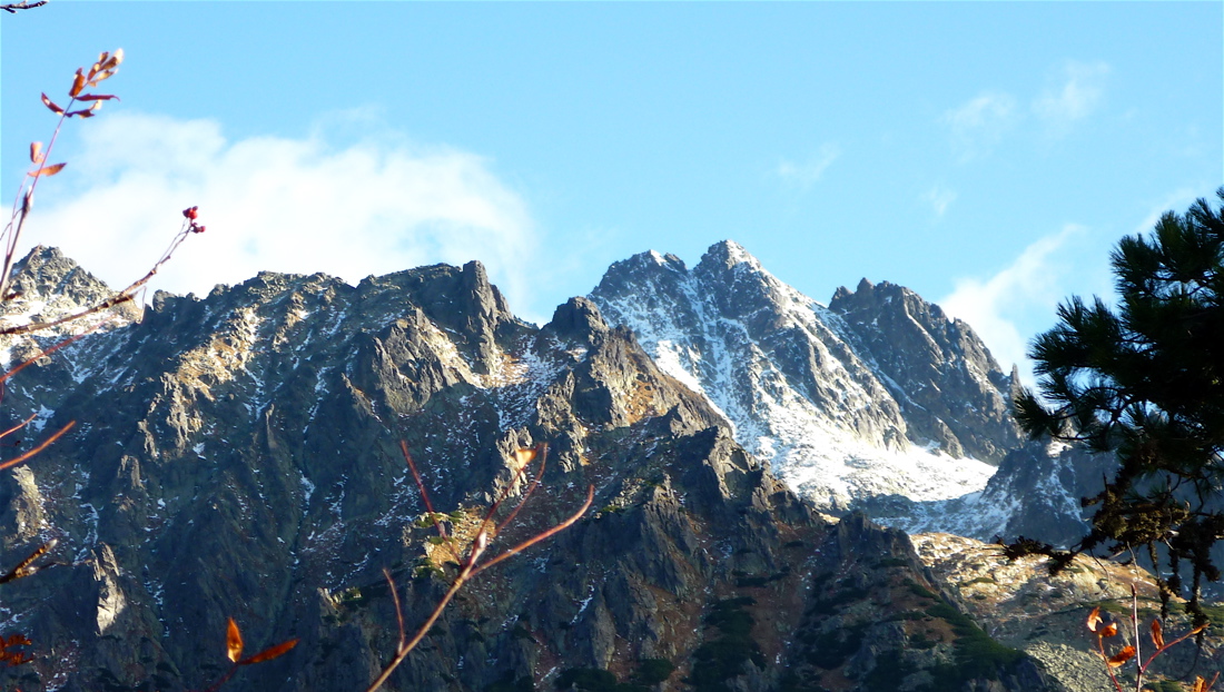Vysoká (2547 m) a Dračí štít (2523 m) i s Dračí jehlou.