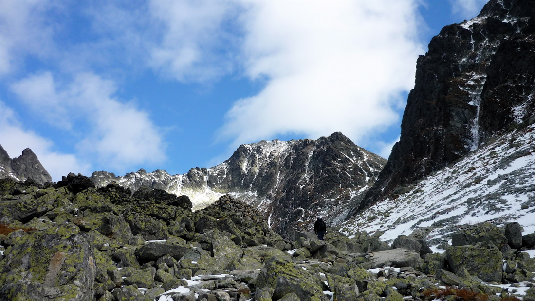 Konečně Rysy (2503 m). Vlevo kužel Žabího koně.