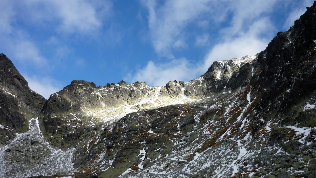 Kotlina pod Žabím koněm. Vlevo Žabí sedlo (2225 m).