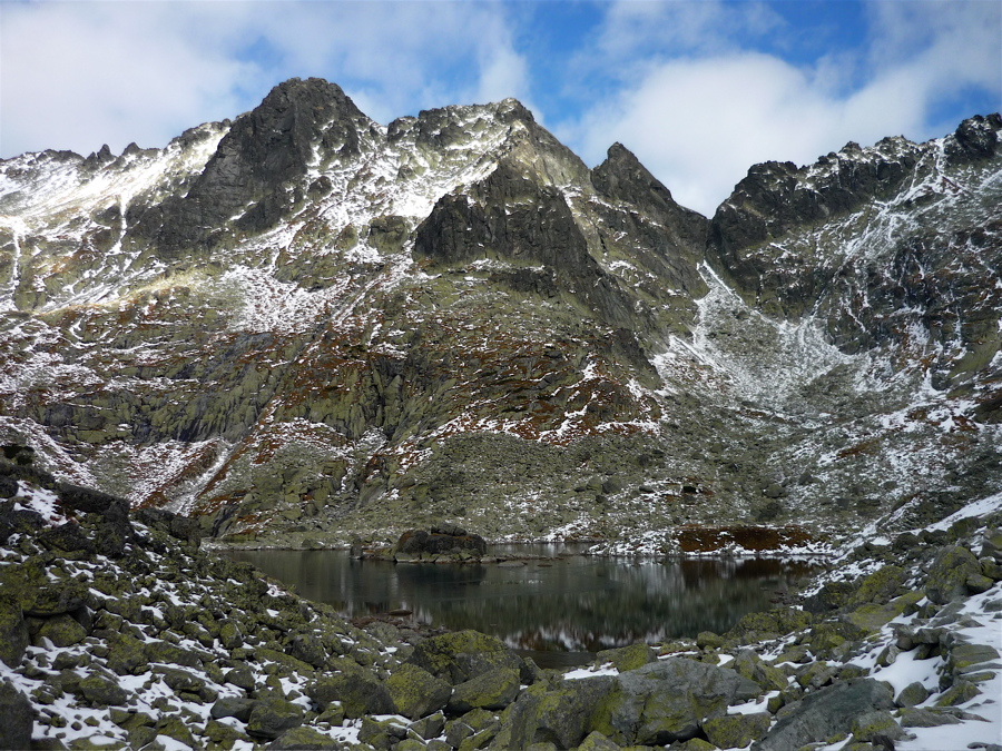Žabie pleso a nad ním Volia veža, Žabia veža a Žabí kôň.