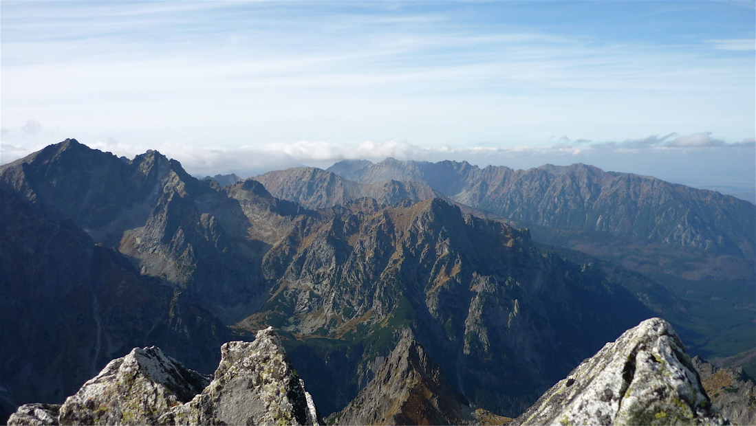 Hřeben od Rysů až po Mlynár (2169 m), vzadu polské Granaty