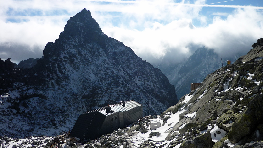 Chata pod Rysmi (2250 m), v pozadí Veľká Kôpka (2354 m).