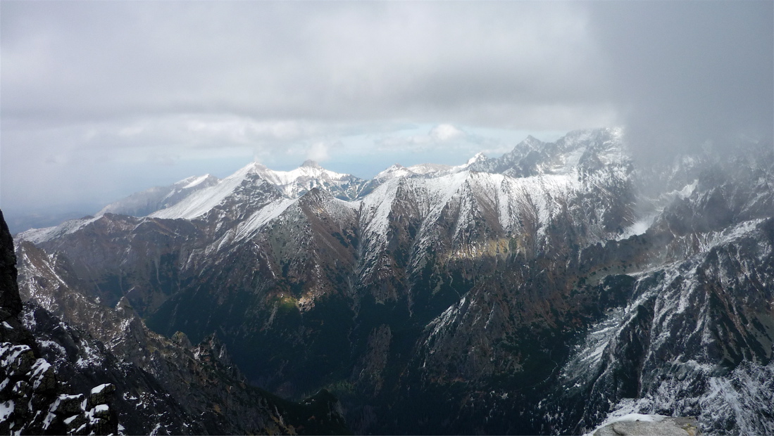 Zcela na obzoru Ždiarská vidla (2142 m), Belianské Tatry.