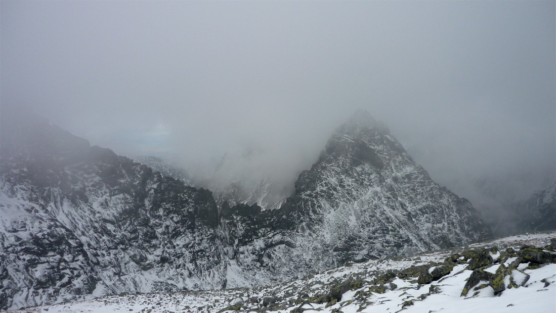 Ťažká veža (2253 m) vybíhající z hřebene Malých Rysů.
