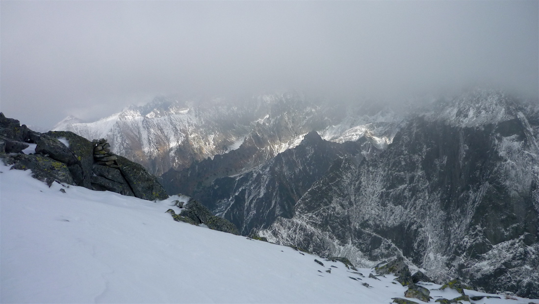 Za Kačaciou vežou (2197 m) silueta Hrubé veže (2086 m).