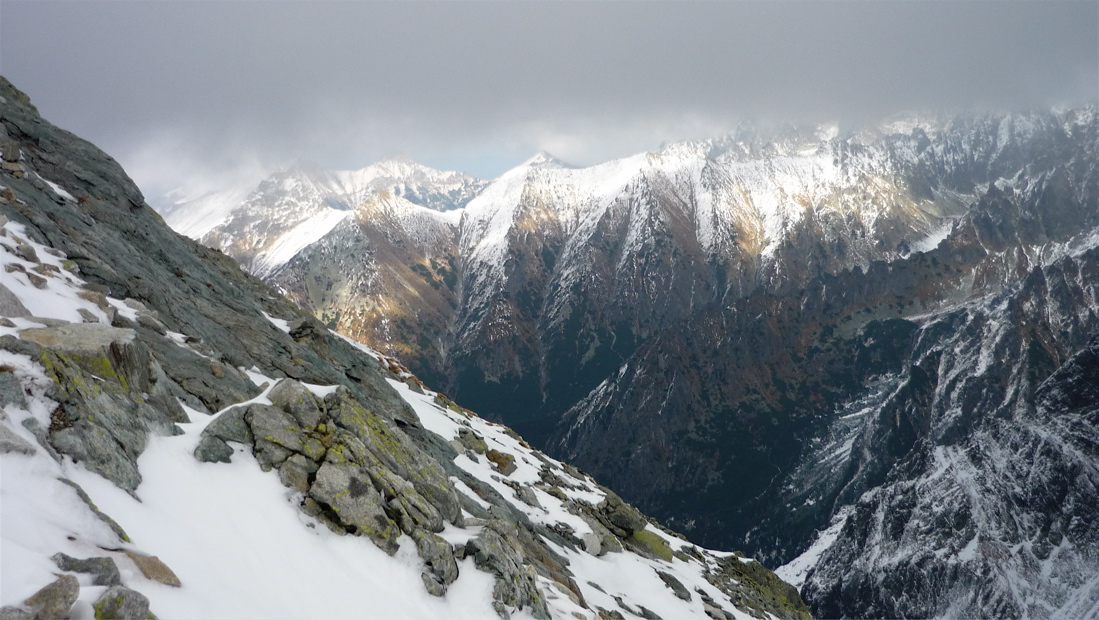 Uprostřed osvětleného hřebene září Žabí vrch Javorový (2177 m).